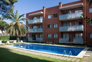 Bazén v ubytování SG Costa BCN Apartments nebo v jeho okolí
