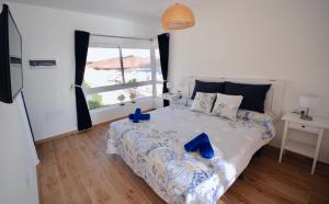 Un dormitorio con una cama y una ventana grande. en Sea Lovers Jacuzzi Fuerteventura, en Gran Tarajal