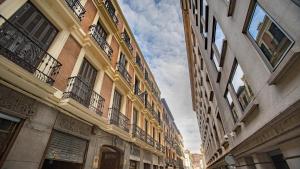Un edificio con balcones en una calle de una ciudad. en Soho Boutique Congreso, en Madrid