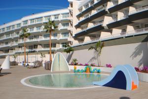 Der Swimmingpool an oder in der Nähe von Gara Suites Golf & Spa