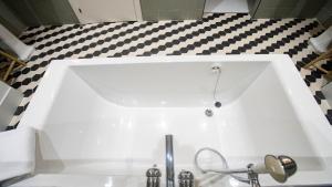 Un baño de Soho Boutique Congreso