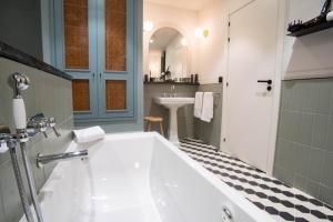 Un baño de Soho Boutique Congreso