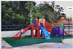 duas crianças a brincar num parque infantil com escorrega em Ecologic Park Caldas Novas em Caldas Novas
