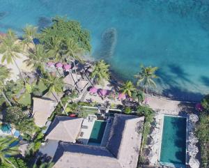 una vista aérea de la playa y el océano en Puri Mas Boutique Resort & Spa en Senggigi 