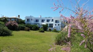 uitzicht op een huis vanaf de tuin bij Posada de los Pajaros in Punta del Este