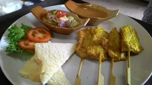 俊穆岛珠姆岛友好度假村的一小盘食物,包括鸡肉和沙拉