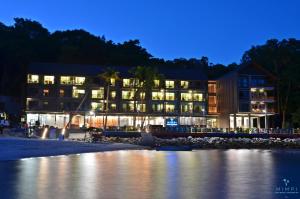 un hotel en la playa por la noche en Mimpi Perhentian, en Islas Perhentian