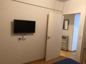 Habitación con TV de pantalla plana en la pared en Bristol Uk en Buenos Aires