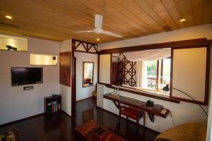 sala de estar con mesa y ventana en ViewPoint Ecolodge, en Nyaung Shwe