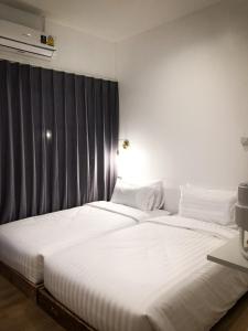 2 Betten nebeneinander in einem Zimmer in der Unterkunft Ban Rub Lom Pool Villa in Rayong