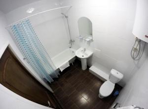 ペルミにあるHotel Aziaのバスルーム(バスタブ、洗面台、トイレ付)