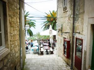 Ein Restaurant oder anderes Speiselokal in der Unterkunft Accommodation Old Town Vitaic 