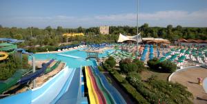 uma piscina vazia num parque aquático em Villaggio Albatros Resort em Lesina