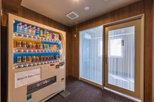 una máquina expendedora en una habitación con refrescos en ​Hotel Route-Inn Kumagaya​, en Kumagaya