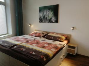 een kleine slaapkamer met een bed en bij Rodinný Apartmán Harrachov 606 in Harrachov