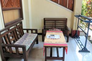 Habitación con 2 sillas y mesa. en Arjuna Homestay Ubud, en Ubud