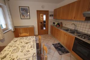 A kitchen or kitchenette at Appartamenti Ciasa Molin