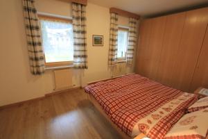 A bed or beds in a room at Appartamenti Ciasa Molin