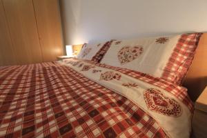 A bed or beds in a room at Appartamenti Ciasa Molin