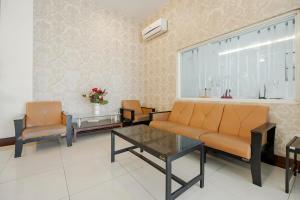 Posezení v ubytování RedDoorz Plus at Karebosi Area 2 Makassar