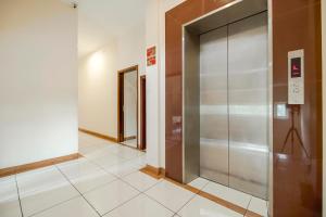 Fotografie z fotogalerie ubytování RedDoorz Plus at Karebosi Area 2 Makassar v destinaci Makasar