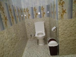 - une salle de bains pourvue de toilettes et d'une poubelle dans l'établissement River Forest Nest, à Ella 43 autres photos