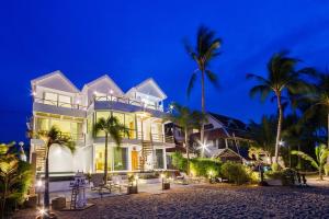 a large house on the beach at night at B1 Beachfront Apartments in Bophut 