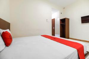 Postel nebo postele na pokoji v ubytování RedDoorz Plus at Karebosi Area 2 Makassar