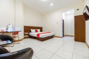 Postel nebo postele na pokoji v ubytování RedDoorz Plus at Karebosi Area 2 Makassar