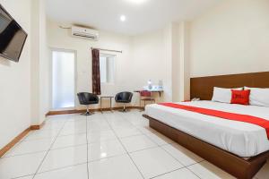 Postel nebo postele na pokoji v ubytování RedDoorz Plus at Karebosi Area 2 Makassar