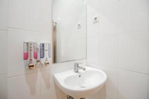 Koupelna v ubytování RedDoorz Plus at Karebosi Area 2 Makassar