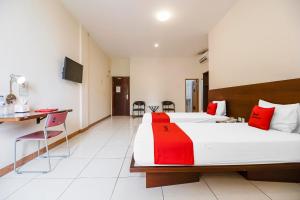 Postel nebo postele na pokoji v ubytování RedDoorz Plus at Karebosi Area 2 Makassar