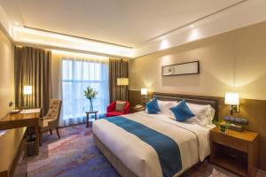 Postel nebo postele na pokoji v ubytování Wan Yue Grand Skylight Hotel