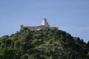 un castello in cima a una collina di Hotel Piazza Marconi a Cassino