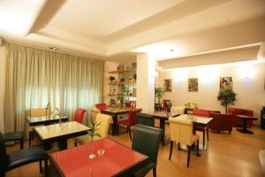 a restaurant with tables and chairs in a room at Hotel Piazza Marconi in Cassino