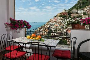 einen Tisch mit einer Obstschale auf dem Balkon in der Unterkunft Palazzo Margherita in Positano