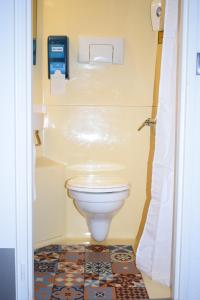 La salle de bains est pourvue de toilettes et de carrelage. dans l'établissement HotelF1 Bourges Le Subdray, à Bourges