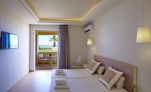 Televízia a/alebo spoločenská miestnosť v ubytovaní Iperion Beach Hotel