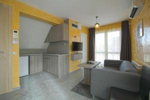 uma sala de estar com um sofá e uma cozinha em Mini Sofia em Sófia