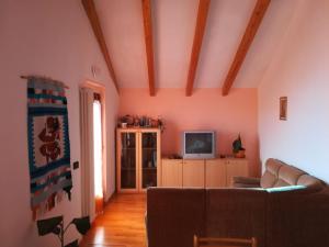 佩爾吉內瓦爾蘇加納的住宿－Casa Relax，带沙发和电视的客厅