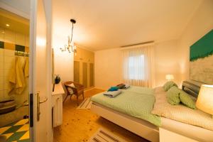 A bed or beds in a room at Landhaus Hindenburg