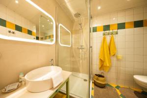 A bathroom at Landhaus Hindenburg
