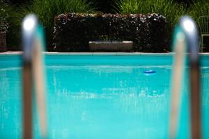 The swimming pool at or close to Landhaus Hindenburg