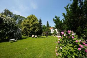 A garden outside Landhaus Hindenburg