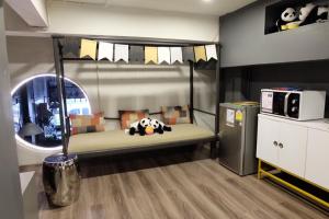 曼谷的住宿－四姐妹民宿，一间卧室配有一张双层床,上面有熊猫熊