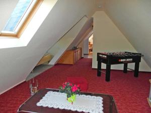- un salon avec une table et un piano dans l'établissement Ferienwohnung im Dachgeschoss _ He, à Neuhermsdorf
