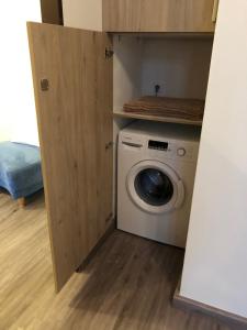 ロキトニツェ・ナト・イゼロウにあるYELLOW STREET APARTMENTの小さな部屋に洗濯機と乾燥機があります。