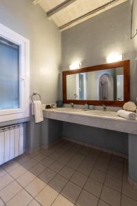 łazienka z dużą umywalką i lustrem w obiekcie Summer Mood Villas "Plus" - 6 bedroom villa w mieście Agios Sostis Mykonos +16 zdjęć