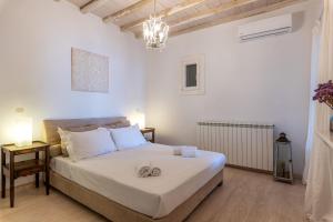 sypialnia z łóżkiem i dwoma ręcznikami na nim w obiekcie Summer Mood Villas "Plus" - 6 bedroom villa w mieście Agios Sostis Mykonos
