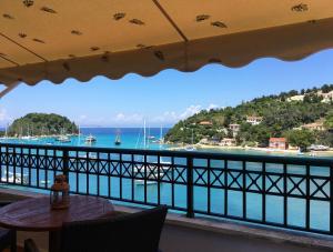 - une vue sur l'océan depuis le balcon du restaurant dans l'établissement Limani Studio, à Lakka